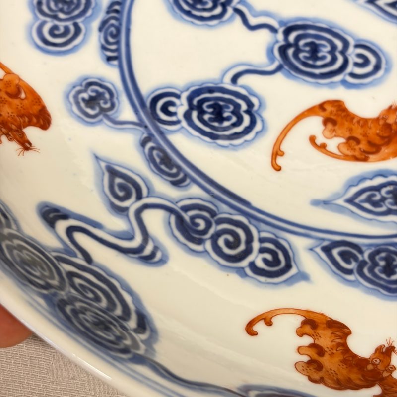 洪福齊天 | A pair of Chinese blue, white and iron-red 'Hong Fu Qi Tian 洪福齊天' plates - 图20