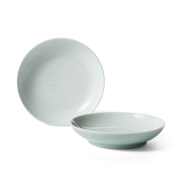 A pair of small incised pale celadon-glazed 'ruyi' saucer-dishes, Yongzheng mark and of the period (1723-1735) - 图2