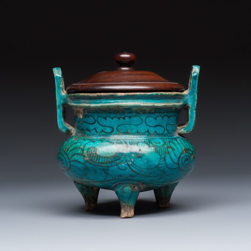 A Chinese peacock-blue-glazed tripod incense burner with wooden cover - 图2