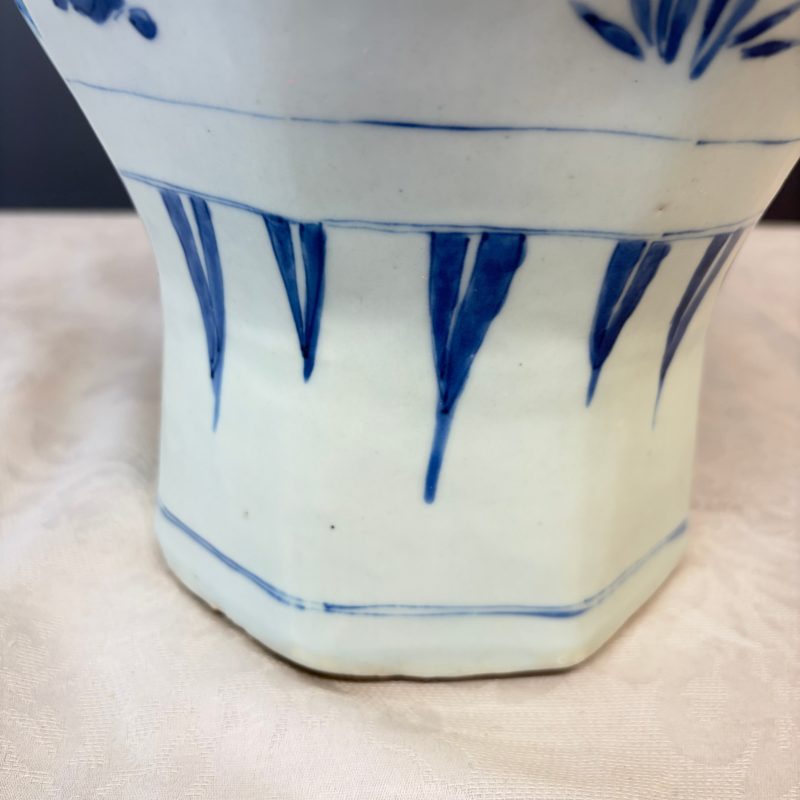 A Chinese blue and white covered vase with floral design - 图18