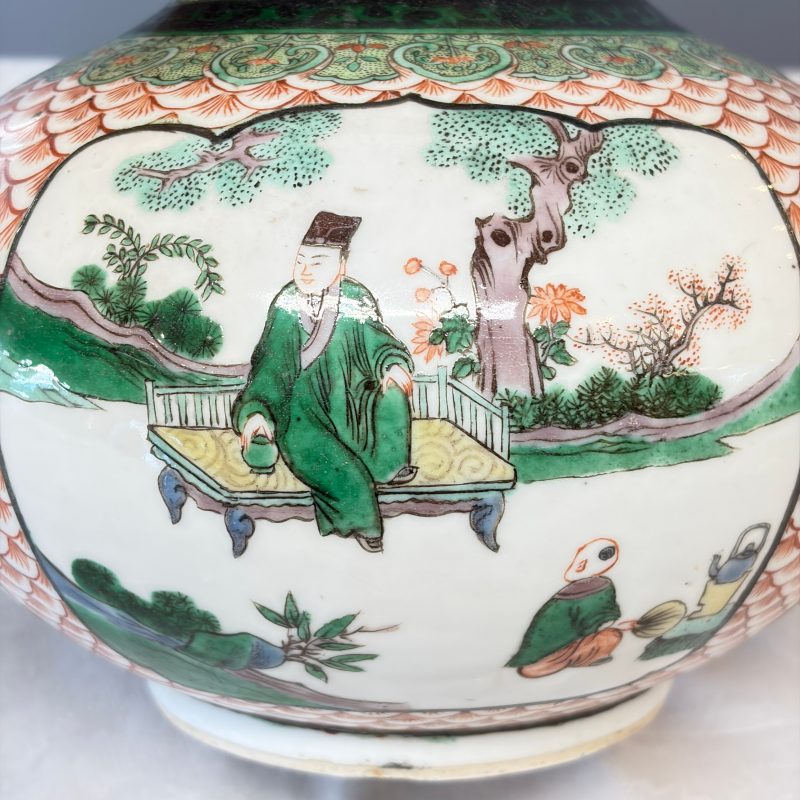 A pair of Chinese famille verte bottle vases with narrative design - 图39
