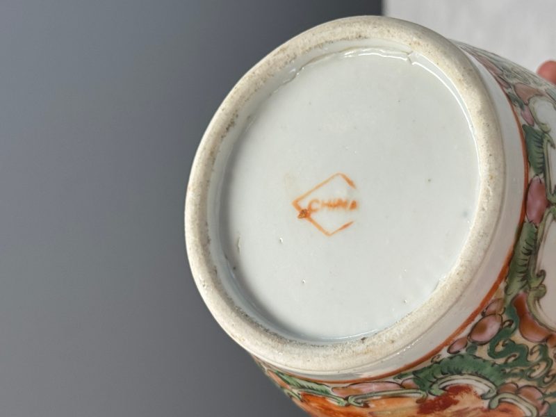 Four Chinese Canton famille rose vases and a covered bowl with figural design - 图67