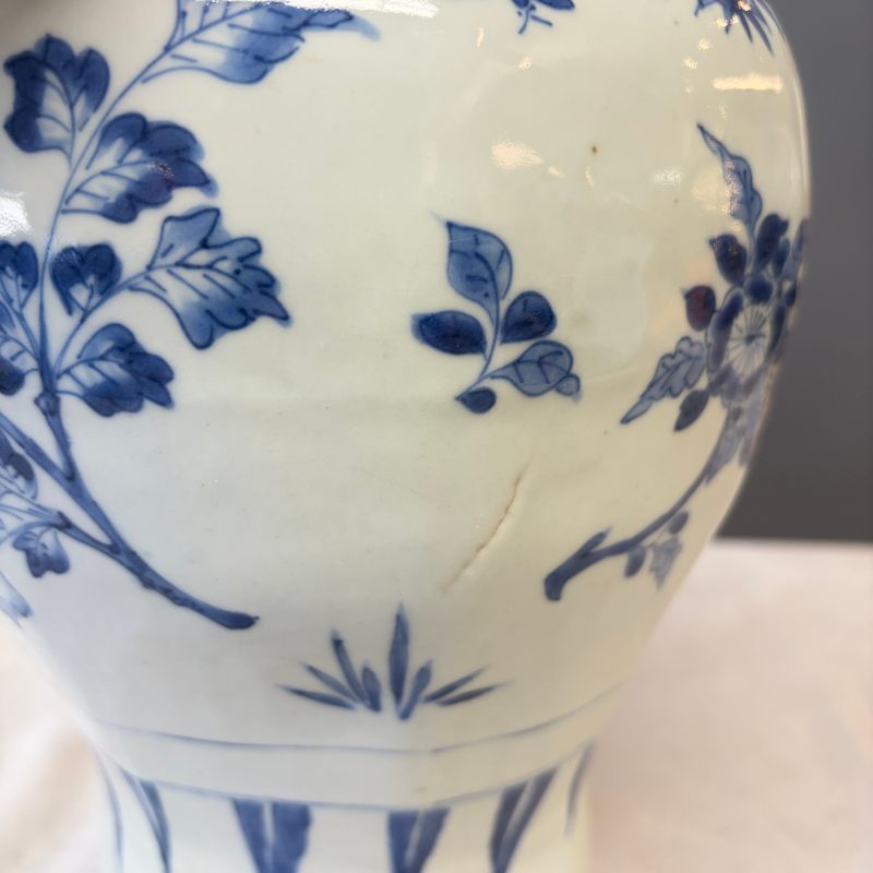 A Chinese blue and white covered vase with floral design - 图19