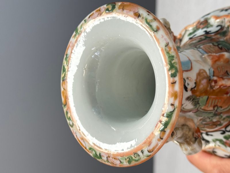 Four Chinese Canton famille rose vases and a covered bowl with figural design - 图66