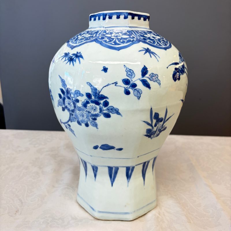 A Chinese blue and white covered vase with floral design - 图20