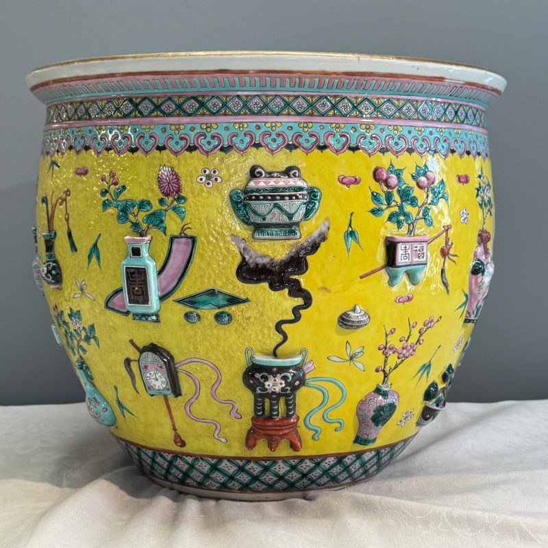 A pair of Chinese famille rose yellow-ground 'Antiquities' fish bowls with applied relief design - 图36