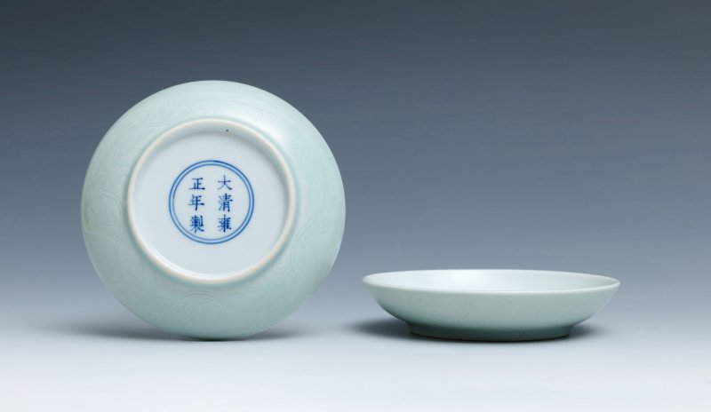 A pair of small incised pale celadon-glazed 'ruyi' saucer-dishes, Yongzheng mark and of the period (1723-1735) - 图1