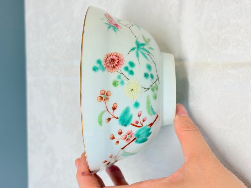 A Chinese famille rose covered bowl with floral design - 图9