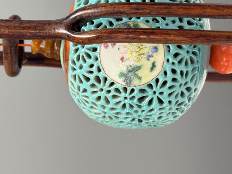 A Chinese famille rose turquoise-ground reticulated incense ball and cover, and a wooden stand - 图11