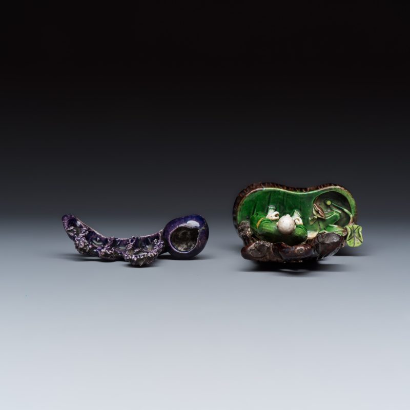 A Chinese aubergine-glazed brush rest and a famille verte sancai biscuit group - 图7