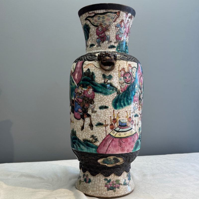 A pair of Chinese Nanking famille rose 'Warriors' vases - 图29