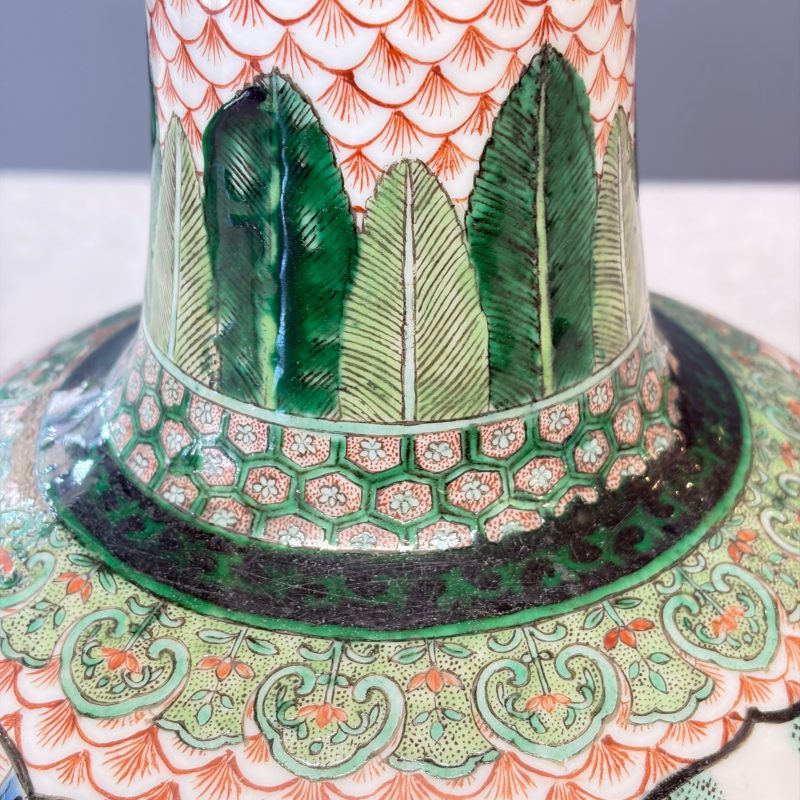 A pair of Chinese famille verte bottle vases with narrative design - 图38