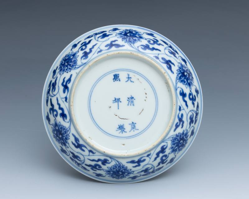 A pair of blue and white 'lotus' dishes, Kangxi mark and of the period (1662-1722) - 图7