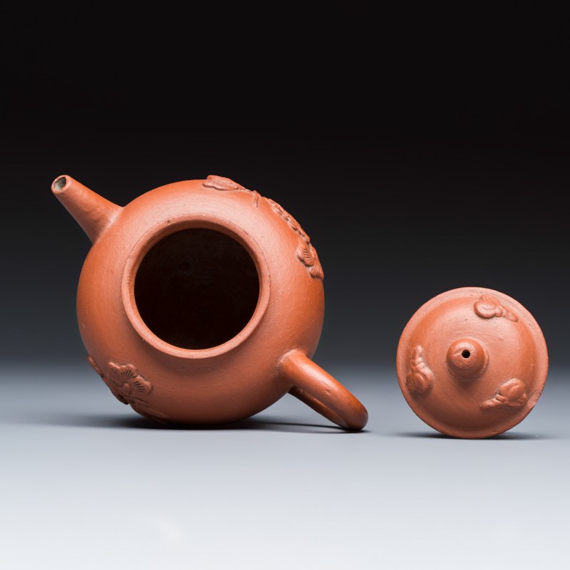 A Chinese Yixing stoneware teapot and cover with floral relief design - 图6