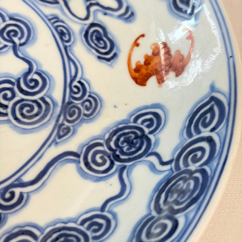 洪福齊天 | A pair of Chinese blue, white and iron-red 'Hong Fu Qi Tian 洪福齊天' plates - 图19