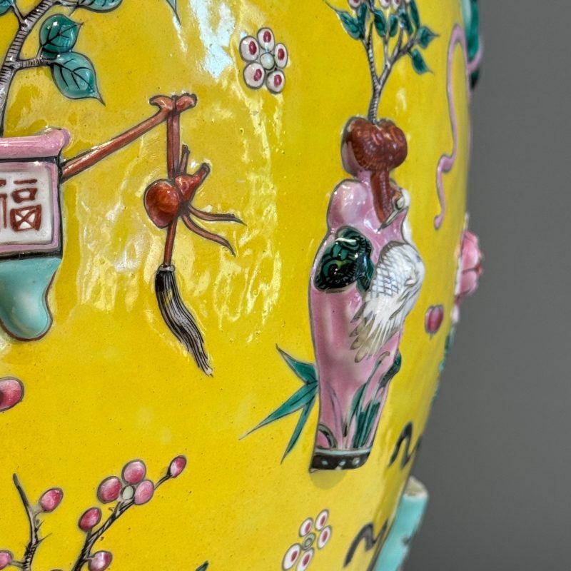 A pair of Chinese famille rose yellow-ground 'Antiquities' fish bowls with applied relief design - 图37