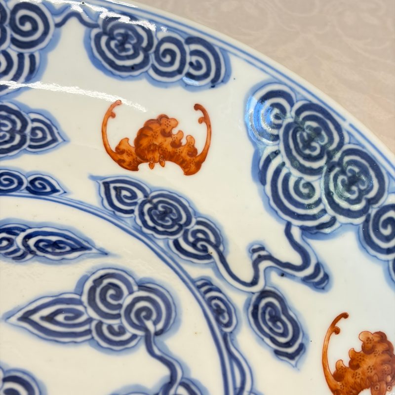 洪福齊天 | A pair of Chinese blue, white and iron-red 'Hong Fu Qi Tian 洪福齊天' plates - 图18