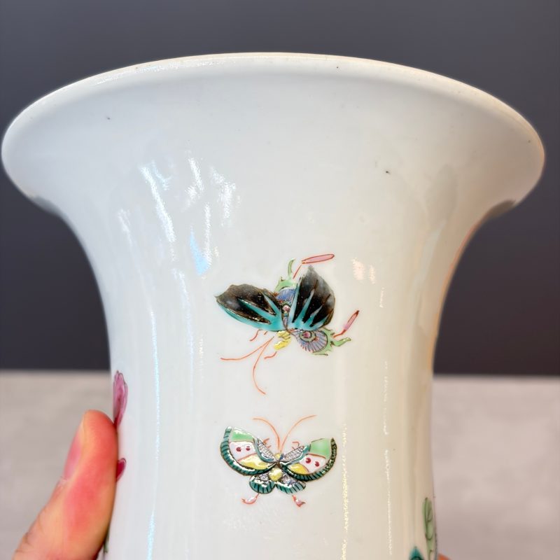 A Chinese famille rose four-piece garniture with floral design - 图41