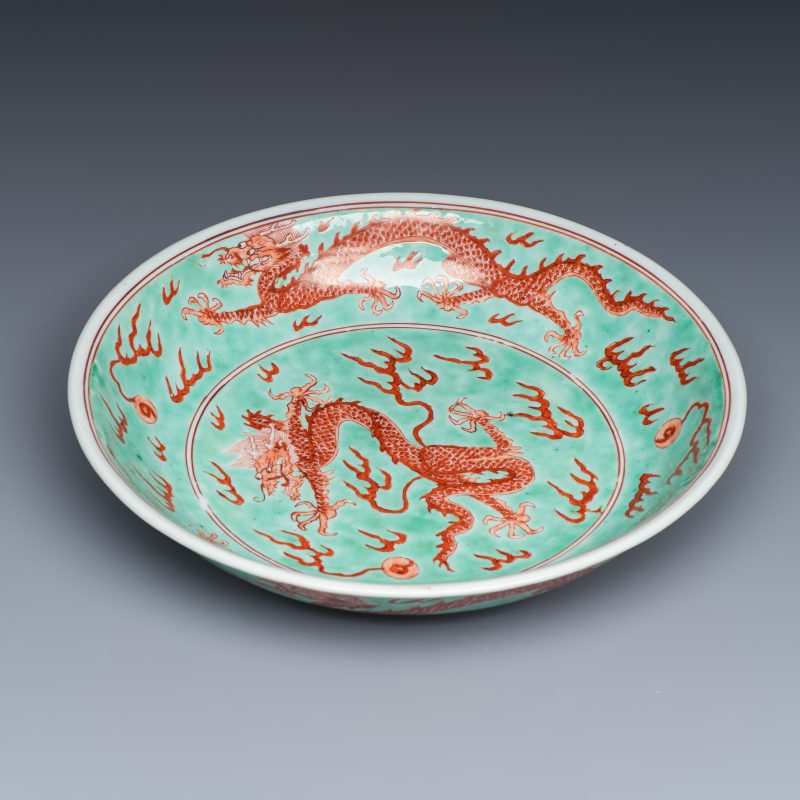 A Chinese iron-red-decorated and green-enamelled 'Dragon' plate - 图6