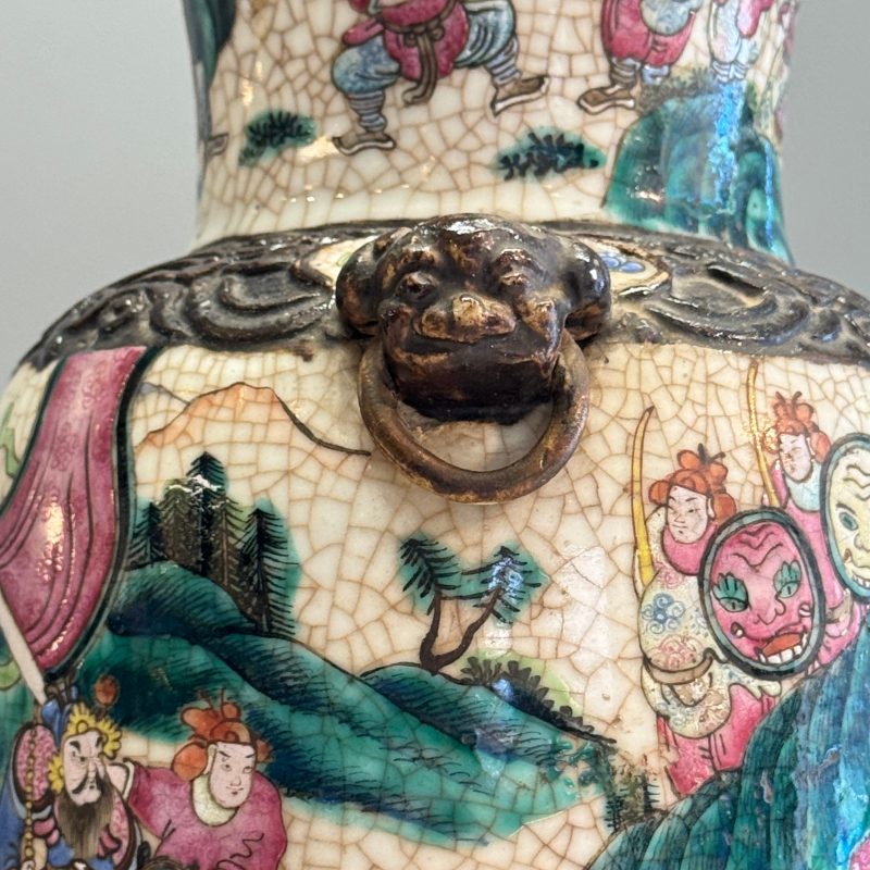 A pair of Chinese Nanking famille rose 'Warriors' vases - 图31