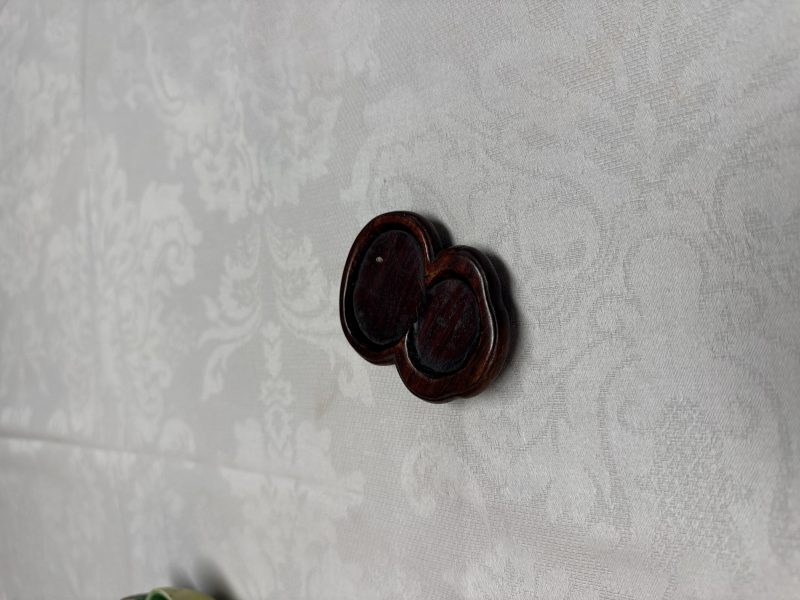 A pair of Chinese famille verte sancai biscuit duck-and-lotus-form water droppers on later wooden stands - 图22