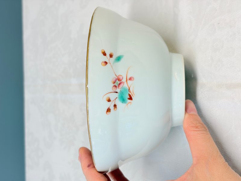 A Chinese famille rose covered bowl with floral design - 图11