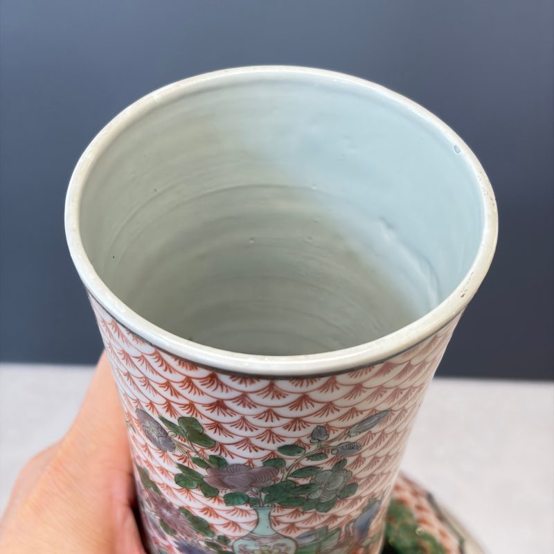 A pair of Chinese famille verte bottle vases with narrative design - 图40