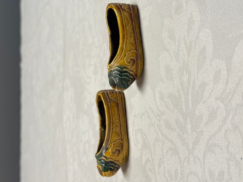 A pair of Chinese famille verte sancai biscuit 'Butterfly' water pots and a pair of shoes - 图19