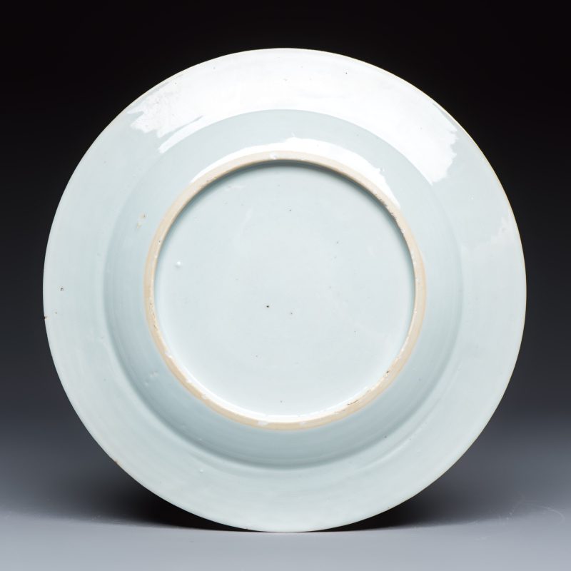 A Chinese famille rose 'Botanical' plate based on designs by the German botanist Maria Sybille Merian - 图2