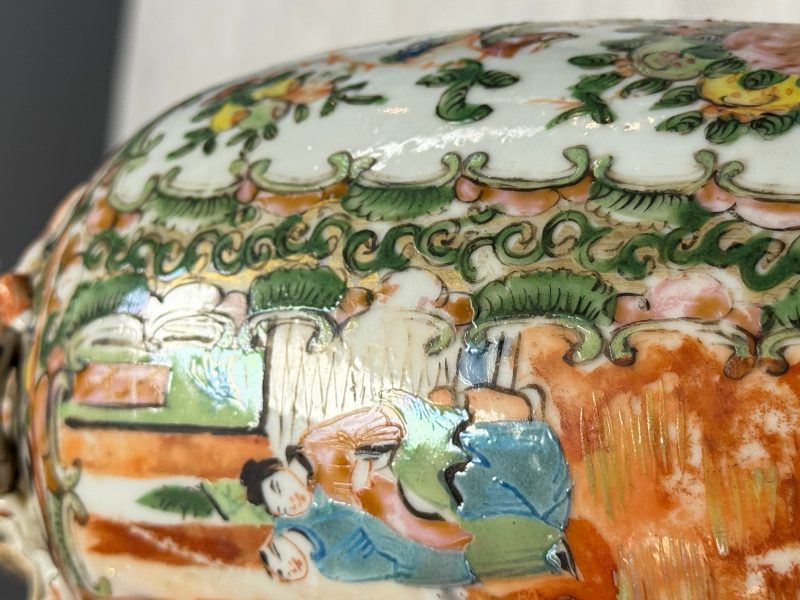 Four Chinese Canton famille rose vases and a covered bowl with figural design - 图69