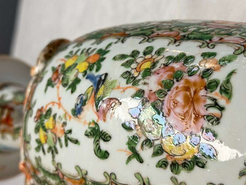 Four Chinese Canton famille rose vases and a covered bowl with figural design - 图68