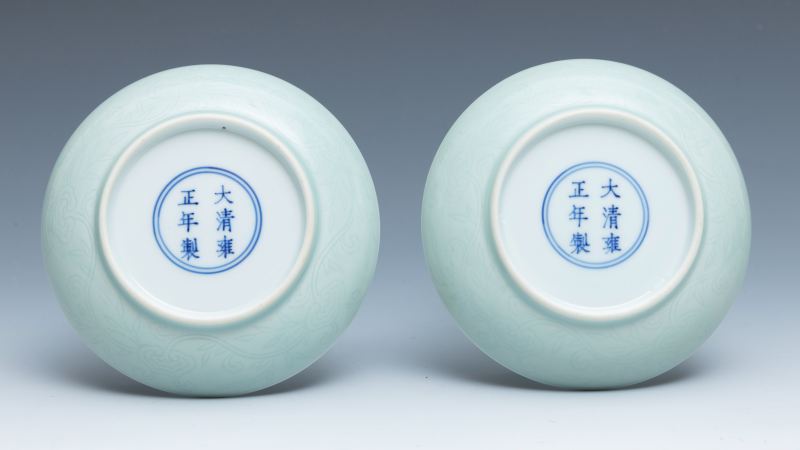 A pair of small incised pale celadon-glazed 'ruyi' saucer-dishes, Yongzheng mark and of the period (1723-1735) - 图4
