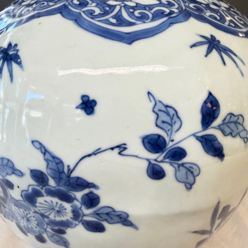 A Chinese blue and white covered vase with floral design - 图21