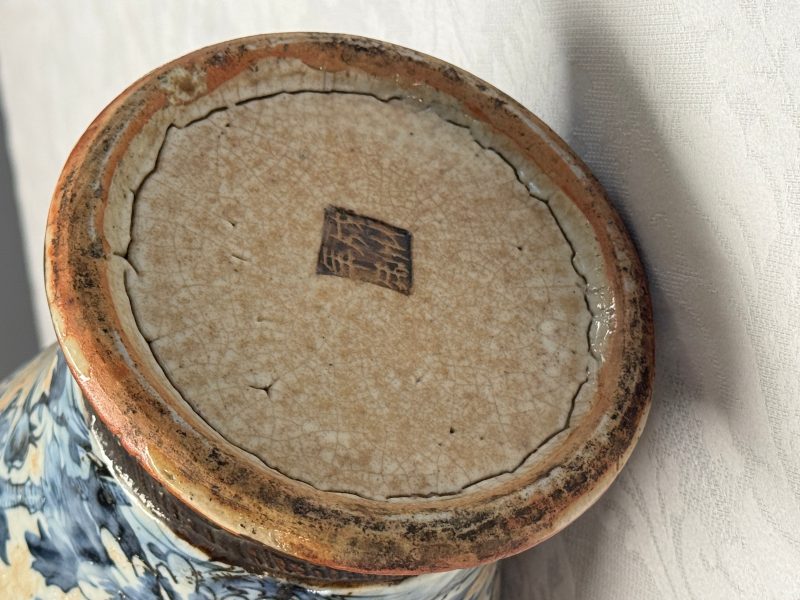 A Chinese Nanking blue and white vase and a famille rose jardinière - 图38