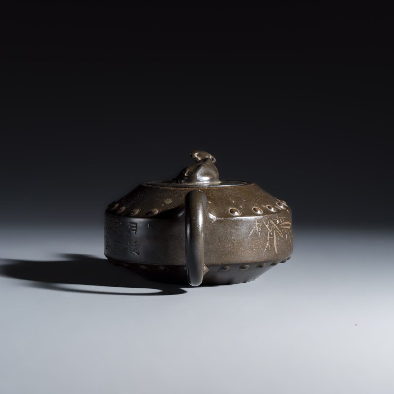 A Chinese inscribed Yixing stoneware teapot with a buffalo finial - 图3