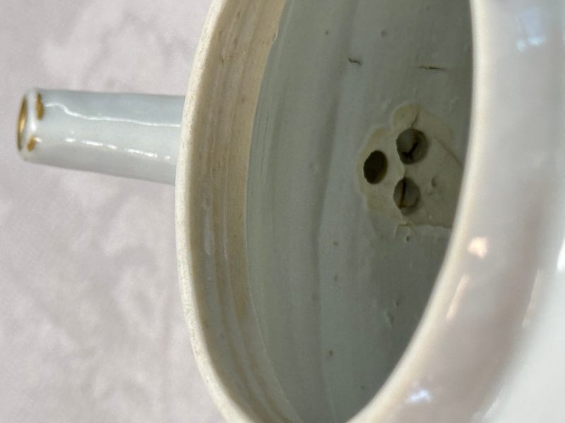 A Chinese famille rose relief-decorated teapot with floral design - 图25