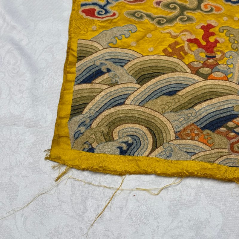 Two Chinese yellow-ground seed-stitch embroidered 'Dragon' panels - 图31