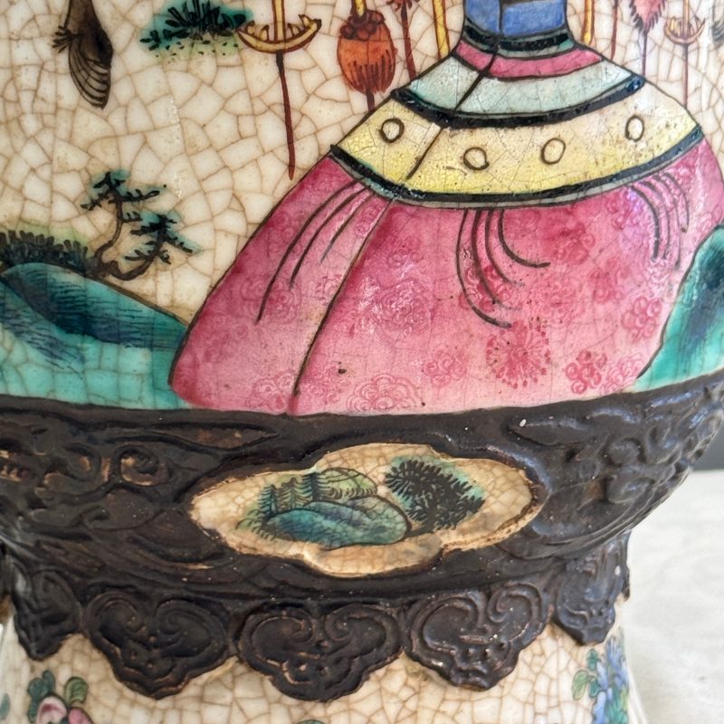 A pair of Chinese Nanking famille rose 'Warriors' vases - 图30