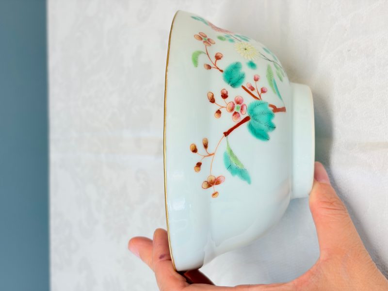 A Chinese famille rose covered bowl with floral design - 图12