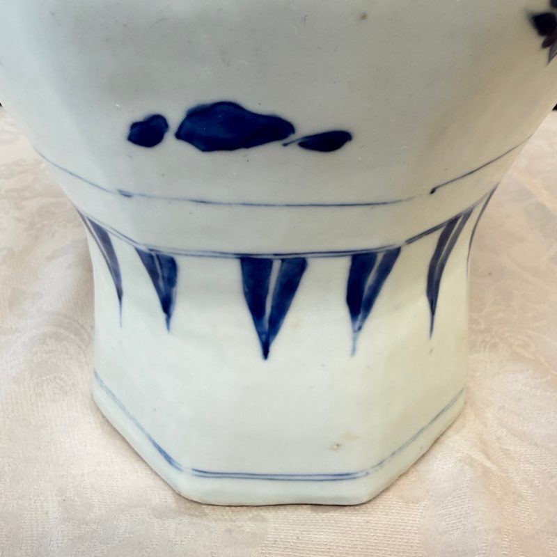 A Chinese blue and white covered vase with floral design - 图22
