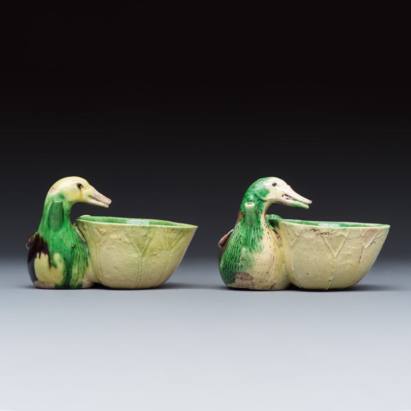 A pair of Chinese famille verte sancai biscuit duck-and-lotus-form water droppers on later wooden stands - 图5