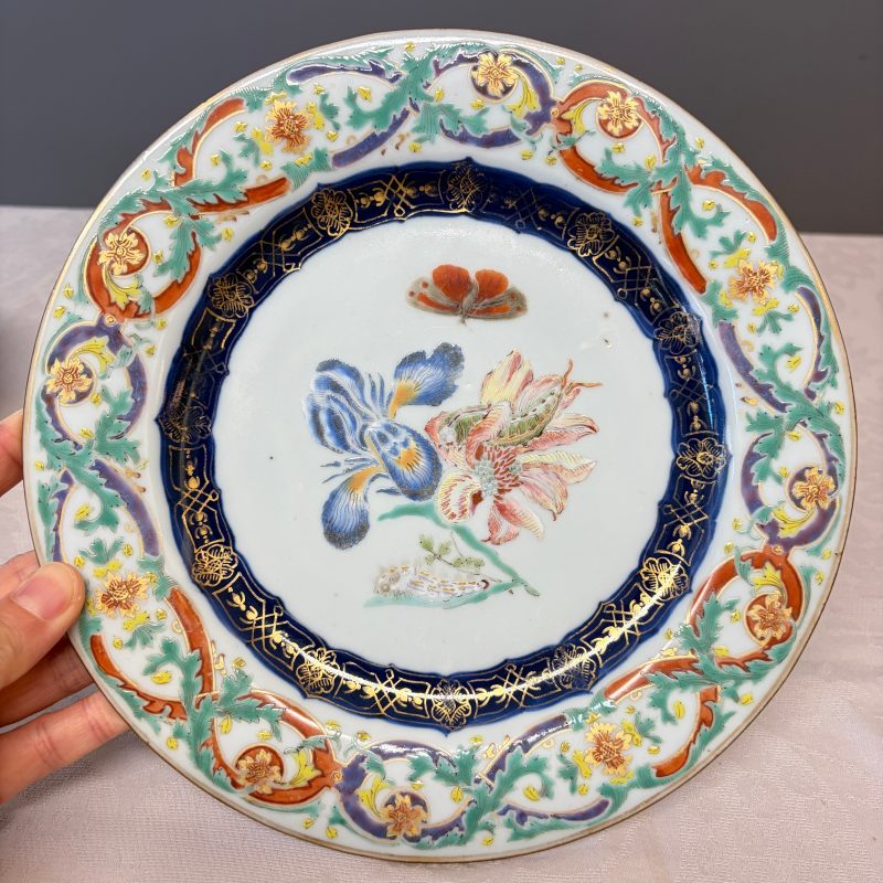 A Chinese famille rose 'Botanical' plate based on designs by the German botanist Maria Sybille Merian - 图3