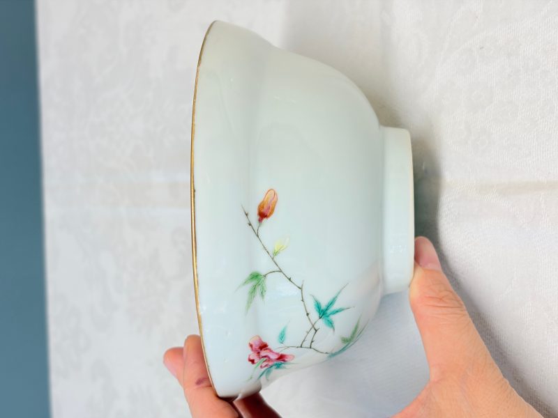 A Chinese famille rose covered bowl with floral design - 图10