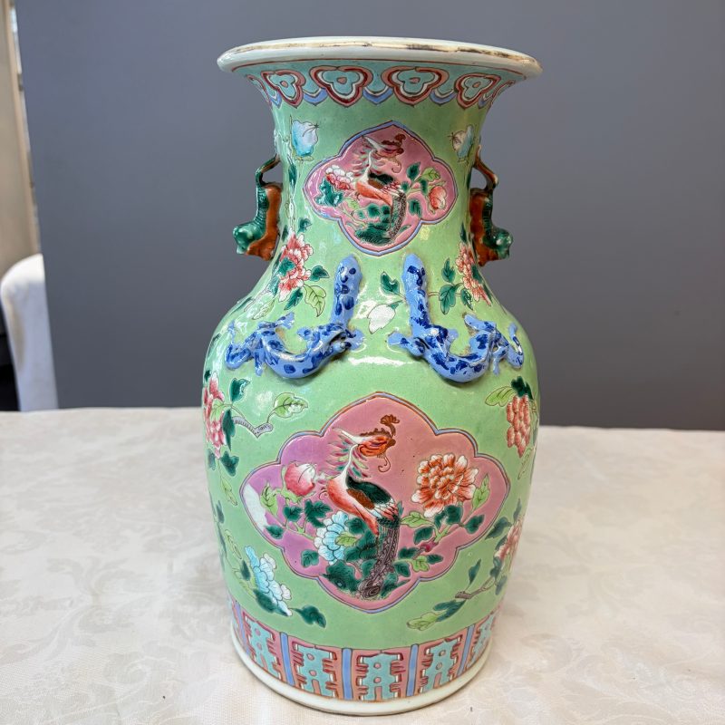 Three Chinese famille rose vases for the Straits or Peranakan market, one mounted as a lamp - 图14