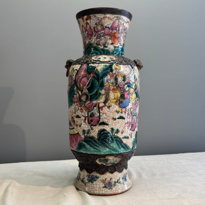 A pair of Chinese Nanking famille rose 'Warriors' vases - 图32