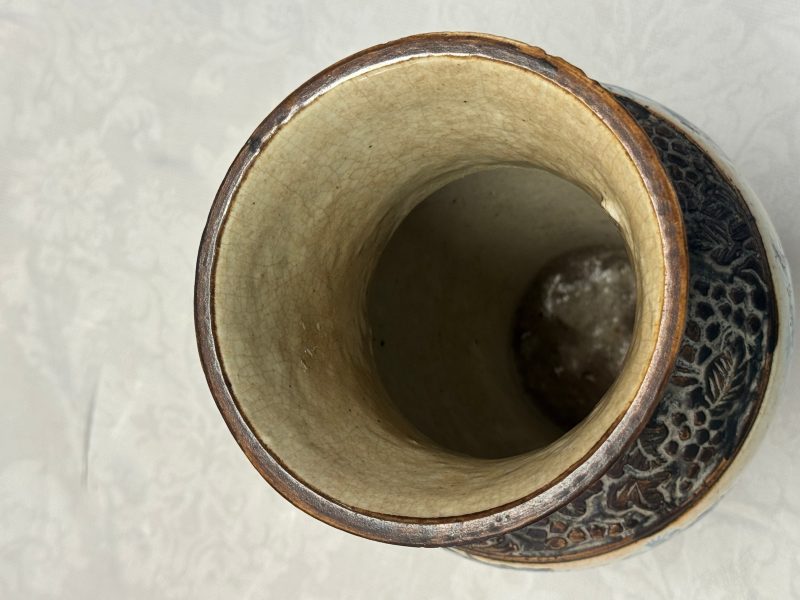 A Chinese Nanking blue and white vase and a famille rose jardinière - 图37