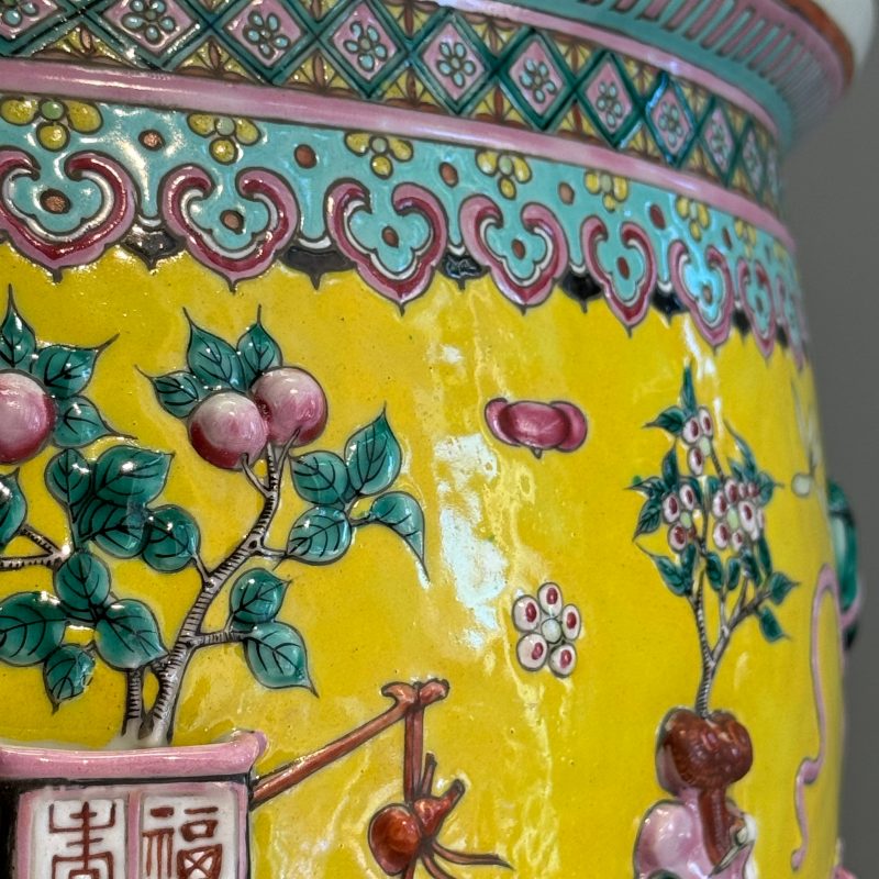 A pair of Chinese famille rose yellow-ground 'Antiquities' fish bowls with applied relief design - 图38