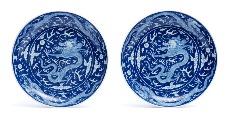 A pair of large blue and white reverse-decorated 'dragon' dishes, Daoguang mark and of the period (1821-1850) - 图1