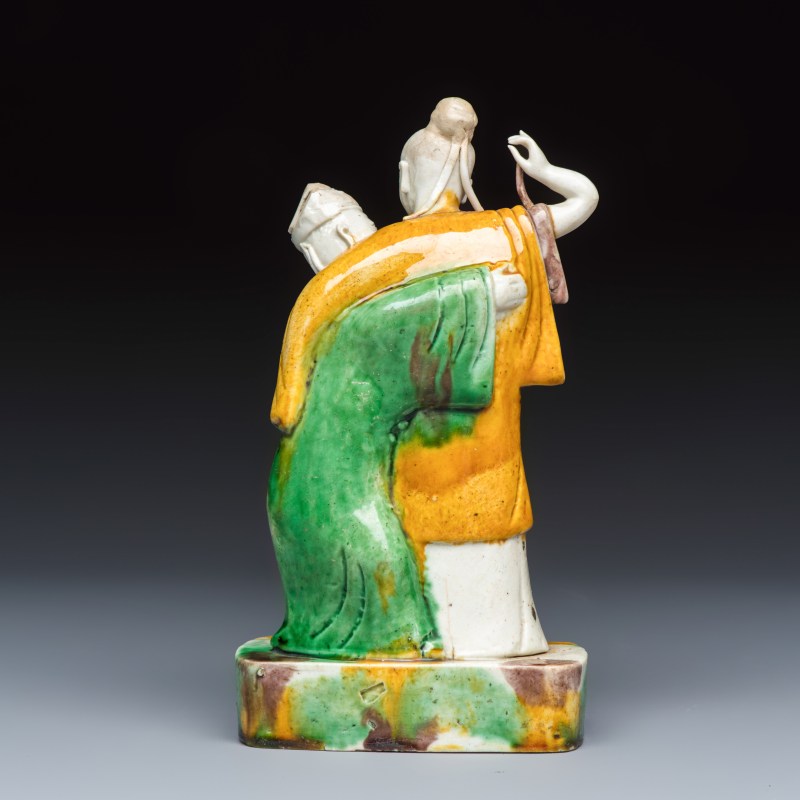 A Chinese famille verte sancai biscuit group of a man embracing a lady - 图4