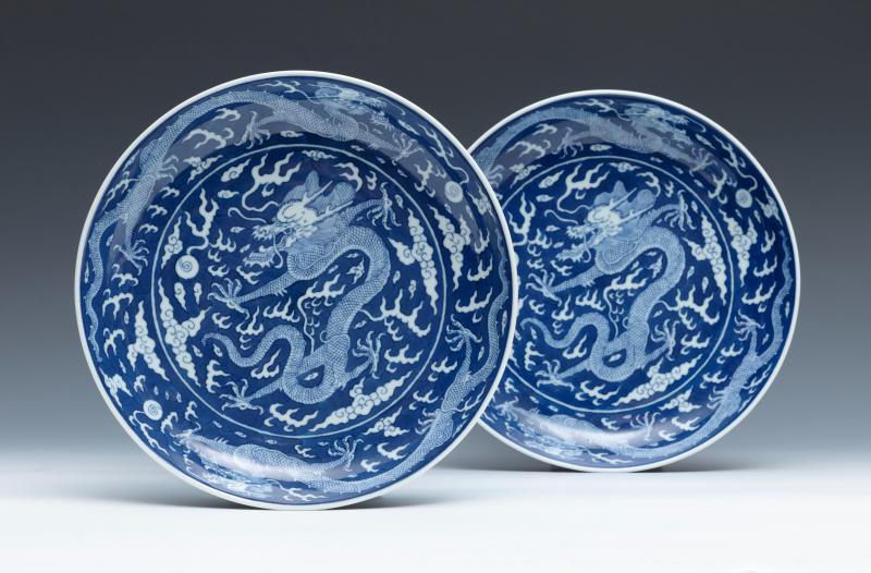 A pair of large blue and white reverse-decorated 'dragon' dishes, Daoguang mark and of the period (1821-1850) - 图3
